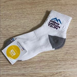 NWT Pro Mountain Athletic White Quarter Socks